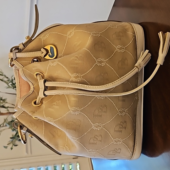 Dooney & Bourke Monogram Signature Drawstring Bucket Shoulder Bag White Leather - Picture 4 of 17